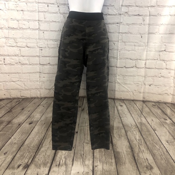 ❤️‍🔥GAP-NWOT❤️‍🔥Ladies Camouflage Pants❤️‍🔥Measurements in Photos❤️‍🔥 - Picture 2 of 16